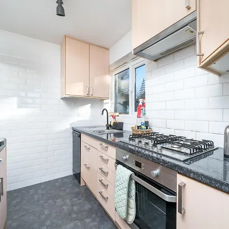 Madika Homes Stylish 2-Bed Apartment With Free Parking 10 Mins To Brent Cross & Edgware Tube *