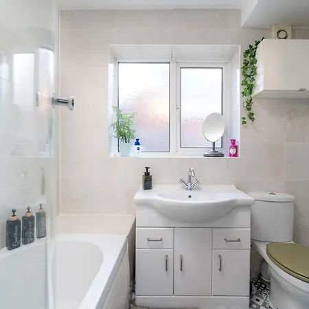 Madika Homes Stylish 2-Bed Apartment With Free Parking 10 Mins To Brent Cross & Edgware Tube