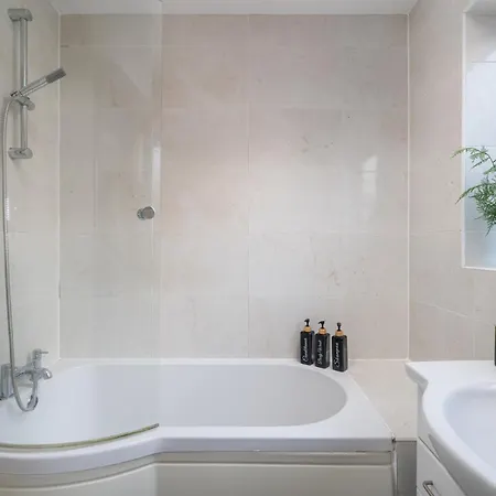 Madika Homes Stylish 2-Bed Apartment With Free Parking 10 Mins To Brent Cross & Edgware Tube Apartment *