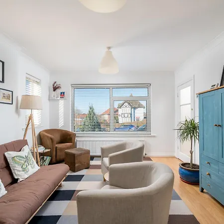 Apartment Madika Homes Stylish 2-Bed Apartment With Free Parking 10 Mins To Brent Cross & Edgware Tube Edgware