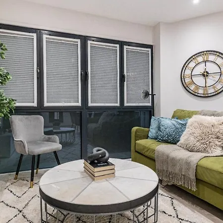 Luxe Minimalist 1-bed Flat : 7 Mins From Station