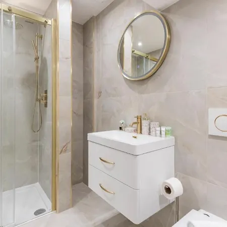 Luxe Minimalist 1-bed Flat : 7 Mins From Station Apartment London