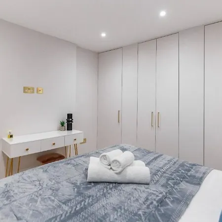 Apartment Luxe Minimalist 1-bed Flat : 7 Mins From Station London