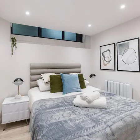 Luxe Minimalist 1-bed Flat : 7 Mins From Station London