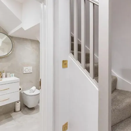 Apartment Luxe Minimalist 1-bed Flat : 7 Mins From Station London