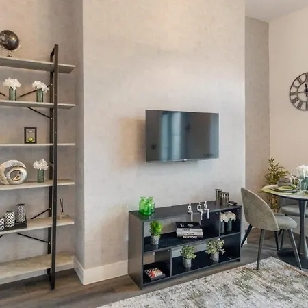 Apartment Bliss In The City: Comfortable 1-bed Retreat *