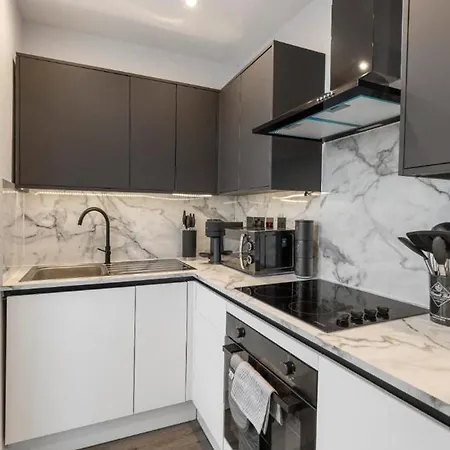 Bliss In The City: Comfortable 1-bed Retreat * London