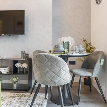 Bliss In The City: Comfortable 1-bed Retreat London