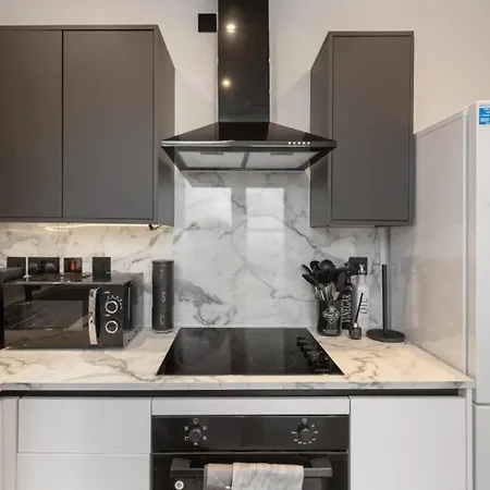 Apartment Bliss In The City: Comfortable 1-bed Retreat *