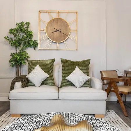 Serenity In The City: 5br In Whitechapel Apartment