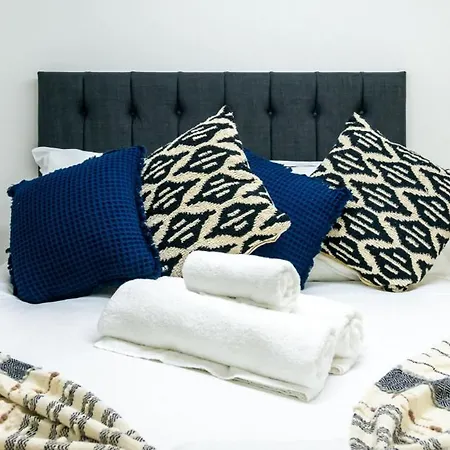 Cosy Little Flat - Perfect Base For Explorers Apartment *
