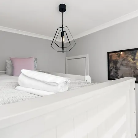 Apartment 2-bedroom Thameside Getaway *
