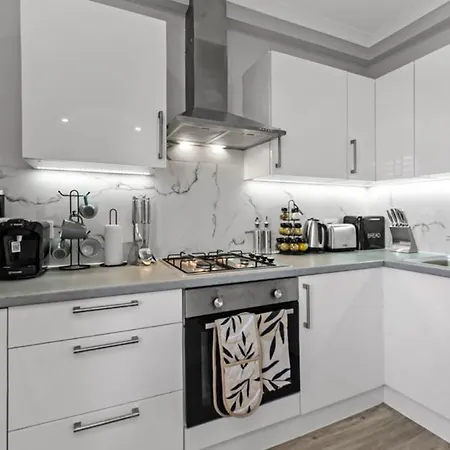 2-bedroom Thameside Getaway *