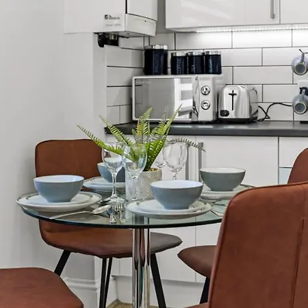 Apartment 2-bedroom Thameside Getaway *