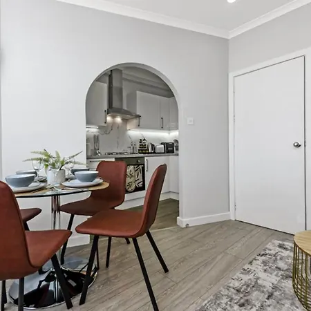 2-bedroom Thameside Getaway
