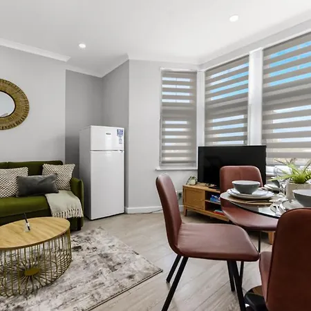 2-bedroom Thameside Getaway Apartment *