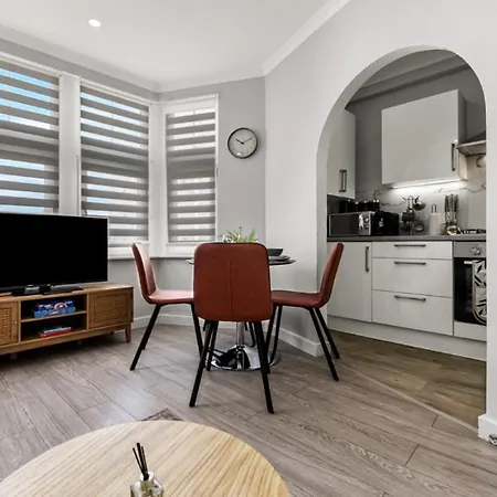 2-bedroom Thameside Getaway Apartment London