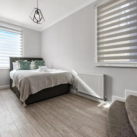 2-bedroom Thameside Getaway London