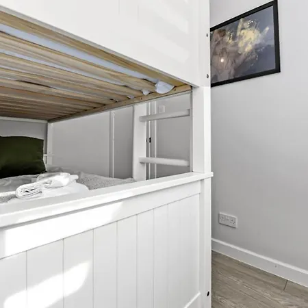 Apartment 2-bedroom Thameside Getaway *