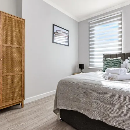 2-bedroom Thameside Getaway * London