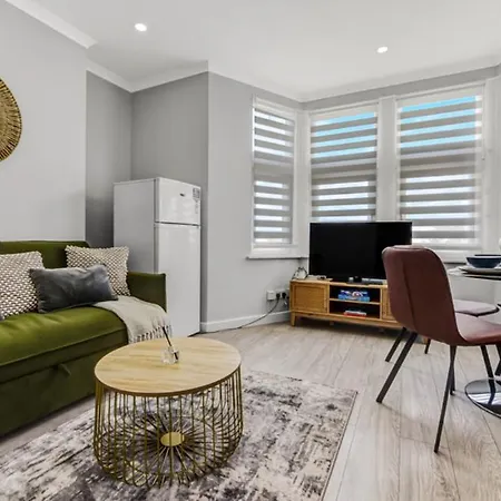 Apartment 2-bedroom Thameside Getaway