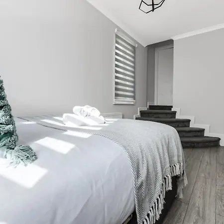 2-bedroom Thameside Getaway London