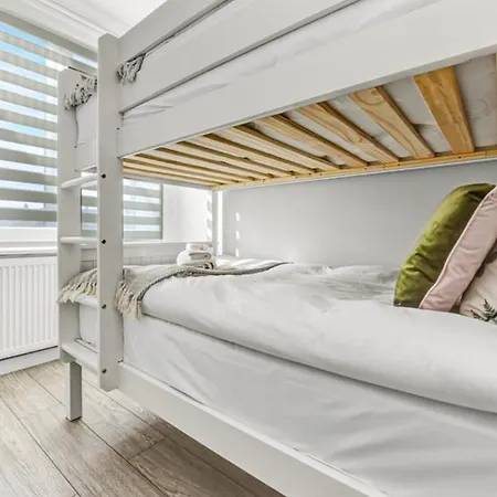 Apartment 2-bedroom Thameside Getaway *