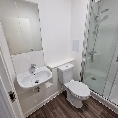Brixton Village Flat- Private En-suite Double Bedroom Homestay