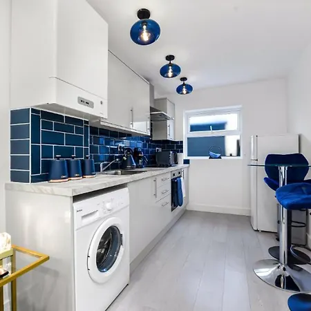 Comfortable And Stylish 1 Bedroom Flat - Sleeps 2 Apartment *