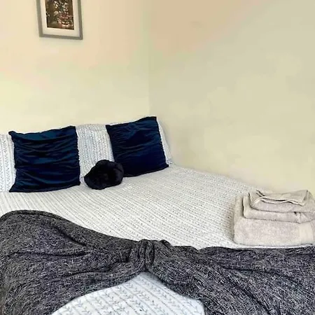 Apartment A Bright Two Double Bedroom Flat London