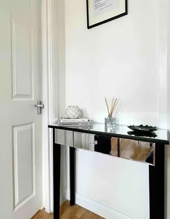 A Bright Two Double Bedroom Flat Apartment