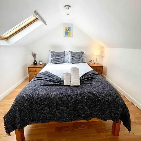A Bright Two Double Bedroom Flat *