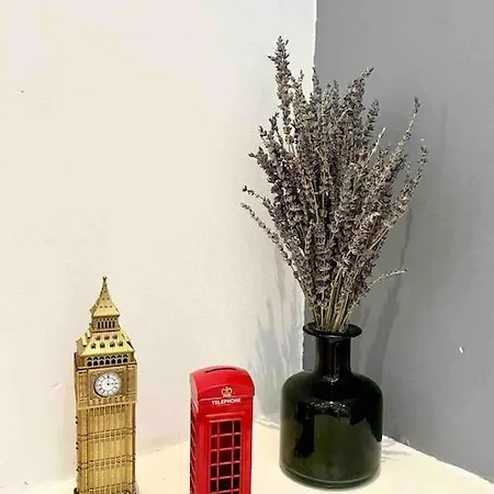 A Bright Two Double Bedroom Flat Apartment *
