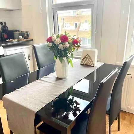 Apartment A Bright Two Double Bedroom Flat