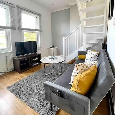 A Bright Two Double Bedroom Flat London
