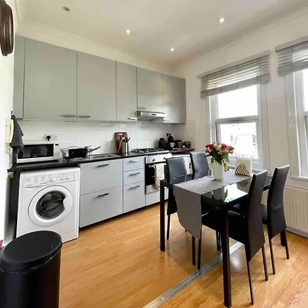 A Bright Two Double Bedroom Flat Apartment London