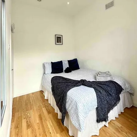 Apartment A Bright Two Double Bedroom Flat *