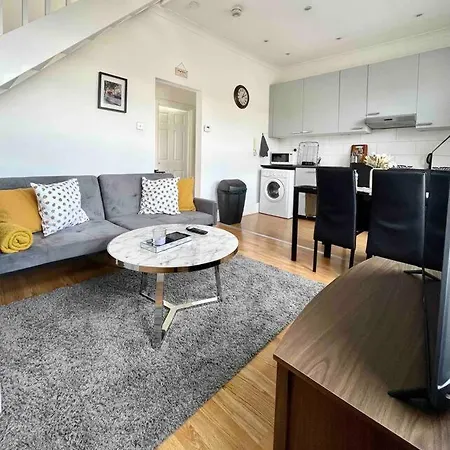 A Bright Two Double Bedroom Flat London