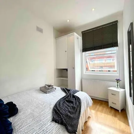 Apartment A Bright Two Double Bedroom Flat London