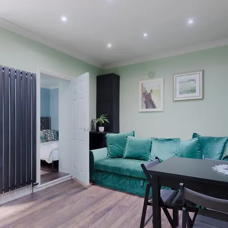 Stylish 2 Bedrooms Flat Sleeps 6 & Garden Zone 2 Cls Apartment
