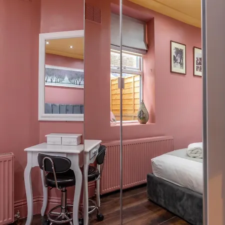 Stylish 2 Bedrooms Flat Sleeps 6 & Garden Zone 2 Cls * London