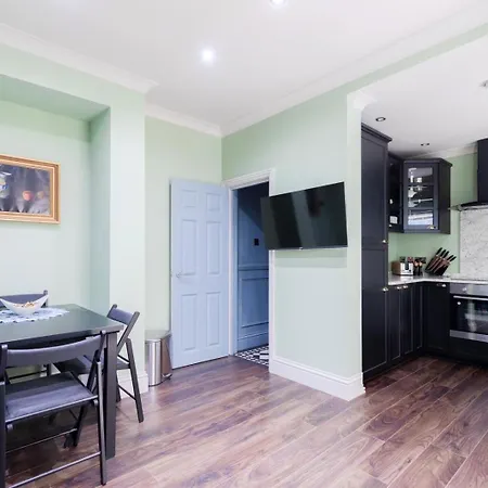 Stylish 2 Bedrooms Flat Sleeps 6 & Garden Zone 2 Cls Apartment *