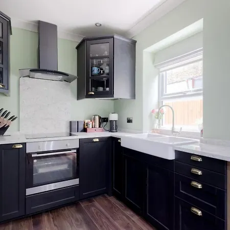 Stylish 2 Bedrooms Flat Sleeps 6 & Garden Zone 2 Cls * London