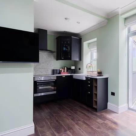 Stylish 2 Bedrooms Flat Sleeps 6 & Garden Zone 2 Cls Apartment *