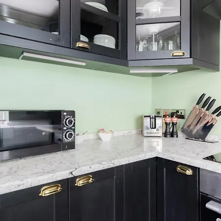 Apartment Stylish 2 Bedrooms Flat Sleeps 6 & Garden Zone 2 Cls London