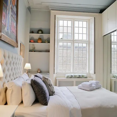 Urban Oasis Hideaway Apartment