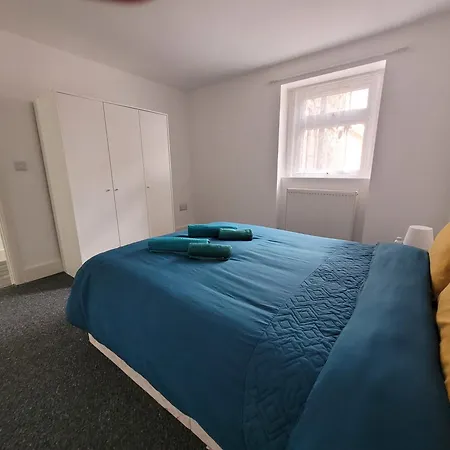 Holiday home Lovely 2-bed Fully Refurbished House In