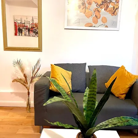 2 Bed Flat Near To Bridge Apartment