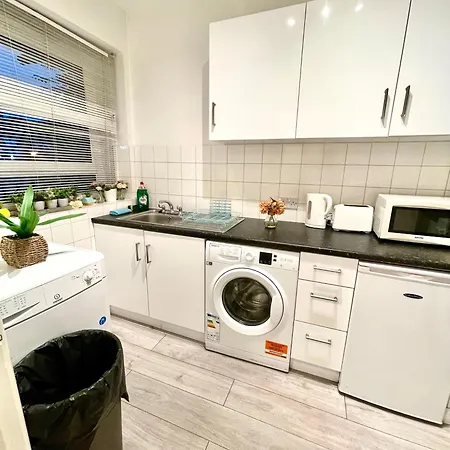 2 Bed Flat Near To Bridge Apartment