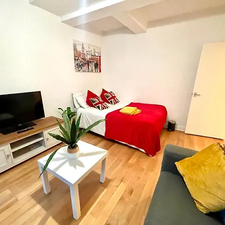 2 Bed Flat Near To Bridge Apartment London